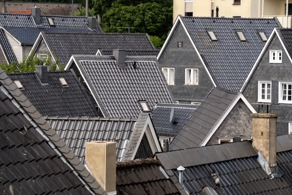 Steep roof eaves and gutter lines on houses in Ventura, CA
